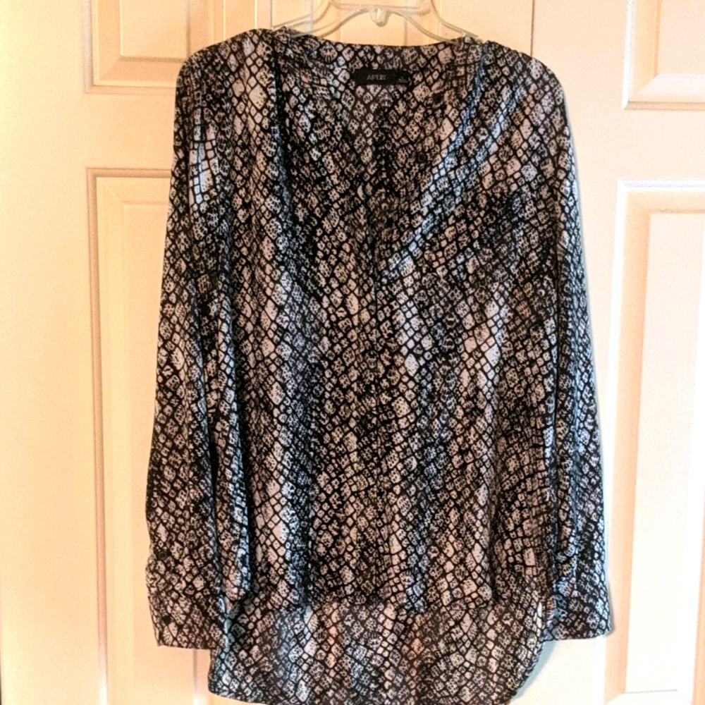 New size large apt 9 hi low snake print blouse